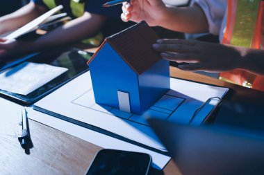 Endüstriyel mühendislerden oluşan bir ekip, fabrikadaki masada bulunan makine planlarını analiz ediyor. Fabrikada ya da üretim tesisinde çalışıyorum..