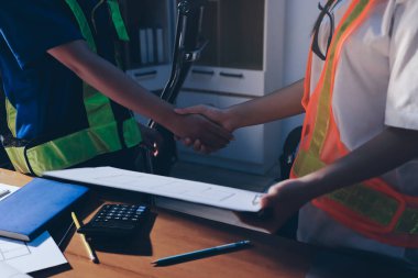 Endüstriyel mühendislerden oluşan bir ekip, fabrikadaki masada bulunan makine planlarını analiz ediyor. Fabrikada ya da üretim tesisinde çalışıyorum..