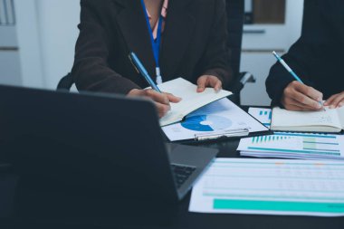 Başarı, alkışlarla izleyiciler ve iş toplantısında mercek alevleriyle birlikte. Başarı veya kutlama, motivasyon ve iş adamları iyi haber veya destek için el çırpıyor