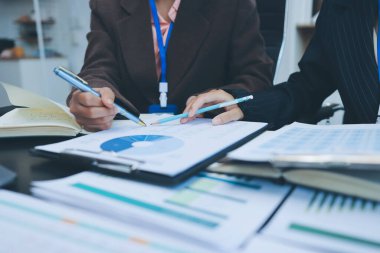 Başarı, alkışlarla izleyiciler ve iş toplantısında mercek alevleriyle birlikte. Başarı veya kutlama, motivasyon ve iş adamları iyi haber veya destek için el çırpıyor