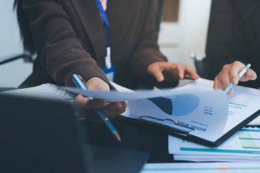 Başarı, alkışlarla izleyiciler ve iş toplantısında mercek alevleriyle birlikte. Başarı veya kutlama, motivasyon ve iş adamları iyi haber veya destek için el çırpıyor