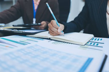 Başarı, alkışlarla izleyiciler ve iş toplantısında mercek alevleriyle birlikte. Başarı veya kutlama, motivasyon ve iş adamları iyi haber veya destek için el çırpıyor