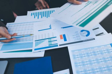 Başarı, alkışlarla izleyiciler ve iş toplantısında mercek alevleriyle birlikte. Başarı veya kutlama, motivasyon ve iş adamları iyi haber veya destek için el çırpıyor