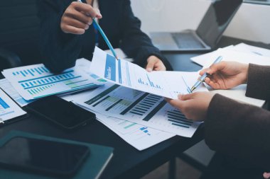 Başarı, alkışlarla izleyiciler ve iş toplantısında mercek alevleriyle birlikte. Başarı veya kutlama, motivasyon ve iş adamları iyi haber veya destek için el çırpıyor