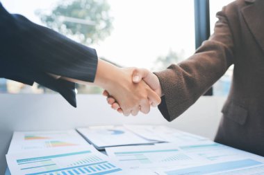 İş adamları ofiste el sıkışıyor. Kontratı imzaladıktan sonra iki iş ortağı el sıkışıyor..