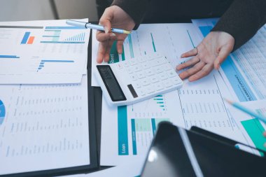 Başarı, alkışlarla izleyiciler ve iş toplantısında mercek alevleriyle birlikte. Başarı veya kutlama, motivasyon ve iş adamları iyi haber veya destek için el çırpıyor