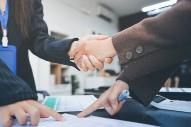 İş adamları ofiste el sıkışıyor. Kontratı imzaladıktan sonra iki iş ortağı el sıkışıyor..