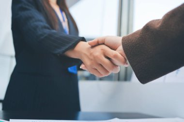 İş adamları ofiste el sıkışıyor. Kontratı imzaladıktan sonra iki iş ortağı el sıkışıyor..