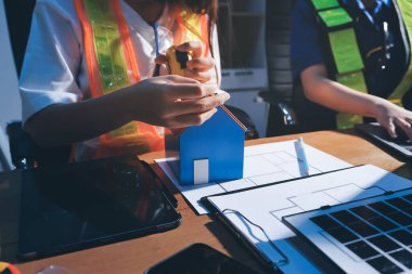 Endüstriyel mühendislerden oluşan bir ekip, fabrikadaki masada bulunan makine planlarını analiz ediyor. Fabrikada ya da üretim tesisinde çalışıyorum..