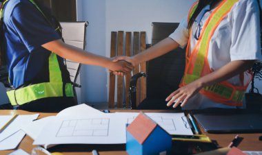 Endüstriyel mühendislerden oluşan bir ekip, fabrikadaki masada bulunan makine planlarını analiz ediyor. Fabrikada ya da üretim tesisinde çalışıyorum..