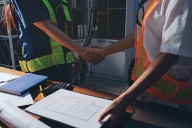 Endüstriyel mühendislerden oluşan bir ekip, fabrikadaki masada bulunan makine planlarını analiz ediyor. Fabrikada ya da üretim tesisinde çalışıyorum..