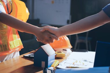 Endüstriyel mühendislerden oluşan bir ekip, fabrikadaki masada bulunan makine planlarını analiz ediyor. Fabrikada ya da üretim tesisinde çalışıyorum..