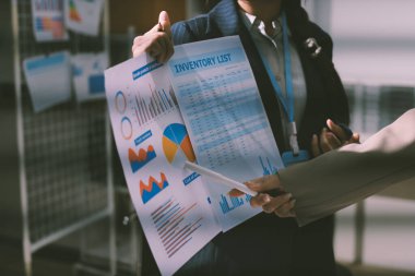 Görüşme odasında iş arkadaşıyla birlikte çalışan Asyalı iş kadını.