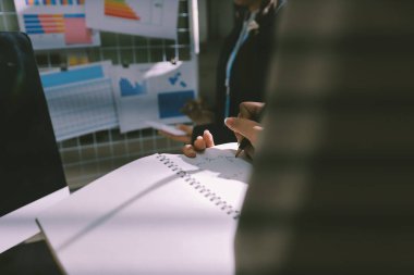 Görüşme odasında iş arkadaşıyla birlikte çalışan Asyalı iş kadını.