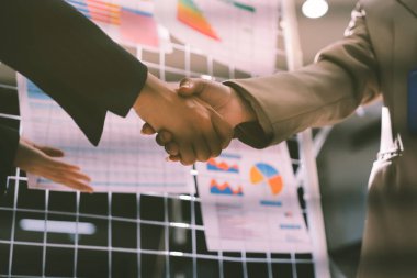 İş adamları ofiste el sıkışıyor. Kontratı imzaladıktan sonra iki iş ortağı el sıkışıyor..