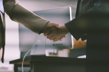 İş adamları ofiste el sıkışıyor. Kontratı imzaladıktan sonra iki iş ortağı el sıkışıyor..