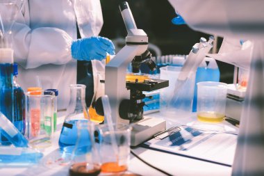 Klinik laboratuvarında çalışan araştırmacılar.