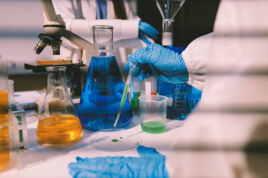 Klinik laboratuvarında çalışan araştırmacılar.