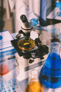 Klinik laboratuvarında çalışan araştırmacılar.