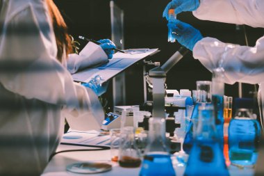 Klinik laboratuvarında çalışan araştırmacılar.