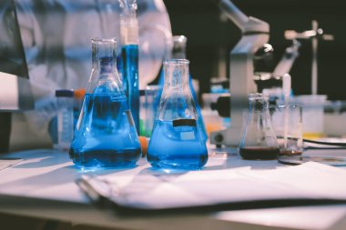 Klinik laboratuvarında çalışan araştırmacılar.