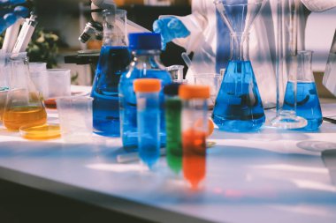 Klinik laboratuvarında çalışan araştırmacılar.