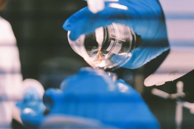 Klinik laboratuvarında çalışan araştırmacılar.