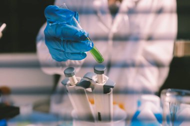 Klinik laboratuvarında çalışan araştırmacılar.