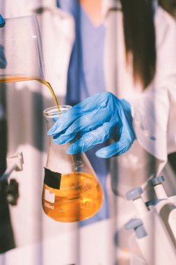 Klinik laboratuvarında çalışan araştırmacılar.