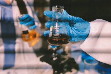 Klinik laboratuvarında çalışan araştırmacılar.