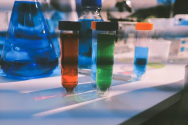 Klinik laboratuvarında çalışan araştırmacılar.