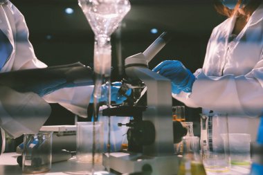 Klinik laboratuvarında çalışan araştırmacılar.