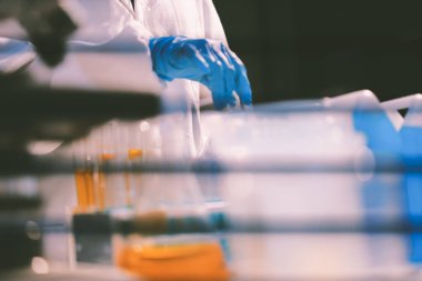 Klinik laboratuvarında çalışan araştırmacılar.