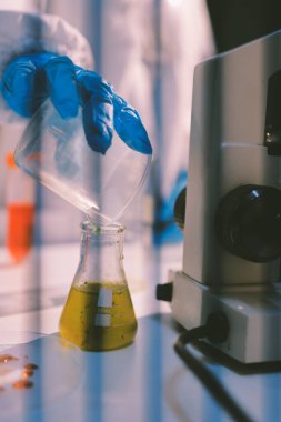 Klinik laboratuvarında çalışan araştırmacılar.