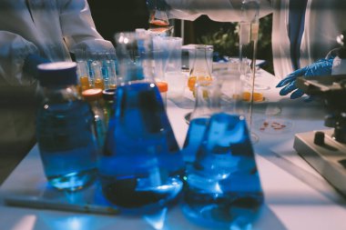 Klinik laboratuvarında çalışan araştırmacılar.