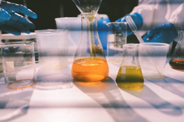 Klinik laboratuvarında çalışan araştırmacılar.