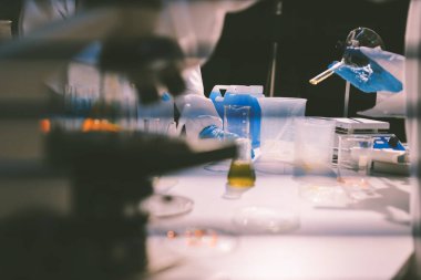 Klinik laboratuvarında çalışan araştırmacılar.