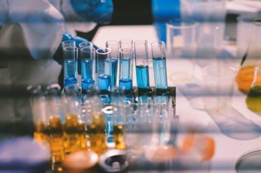 Klinik laboratuvarında çalışan araştırmacılar.