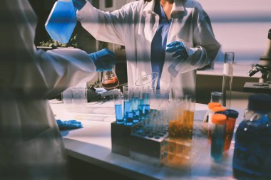 Klinik laboratuvarında çalışan araştırmacılar.