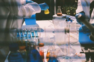 Klinik laboratuvarında çalışan araştırmacılar.