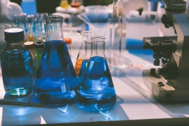 Klinik laboratuvarında çalışan araştırmacılar.