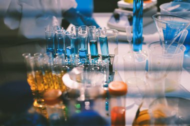 Klinik laboratuvarında çalışan araştırmacılar.