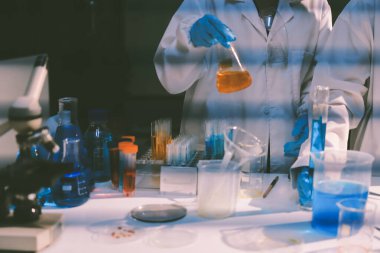 Klinik laboratuvarında çalışan araştırmacılar.