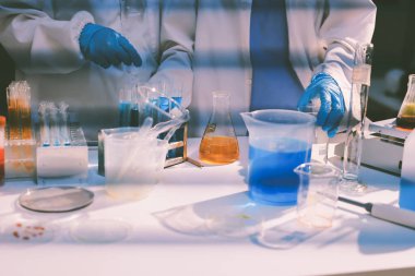 Klinik laboratuvarında çalışan araştırmacılar.