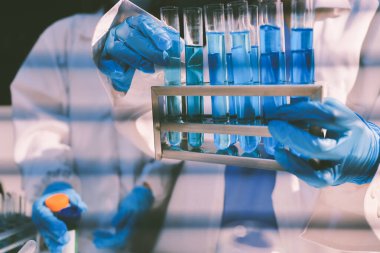 Klinik laboratuvarında çalışan araştırmacılar.