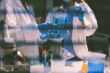 Klinik laboratuvarında çalışan araştırmacılar.