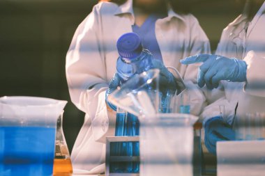 Klinik laboratuvarında çalışan araştırmacılar.