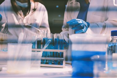 Klinik laboratuvarında çalışan araştırmacılar.