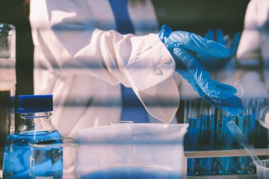 Klinik laboratuvarında çalışan araştırmacılar.