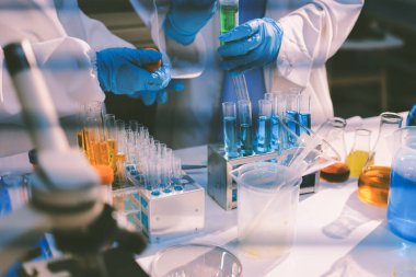 Klinik laboratuvarında çalışan araştırmacılar.